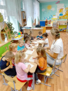 Прошло увлекательное занятие по лепке.