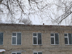 Начался демонтаж кровли.