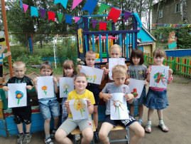 Прошёл день цветов в Алёнушке.