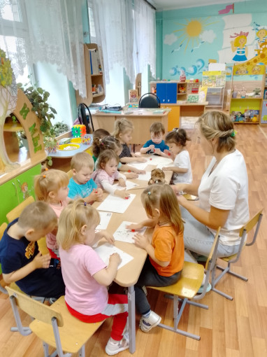Прошло увлекательное занятие по лепке.
