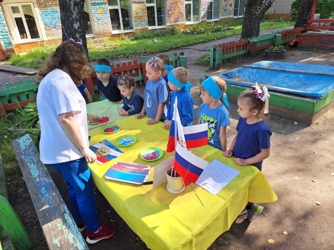 Белый, синий, красный-праздник наш прекрасный.
