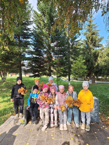 Прошла экскурсия в осенний парк.