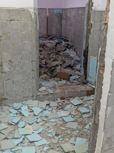 Продолжаются демонтажные работы.